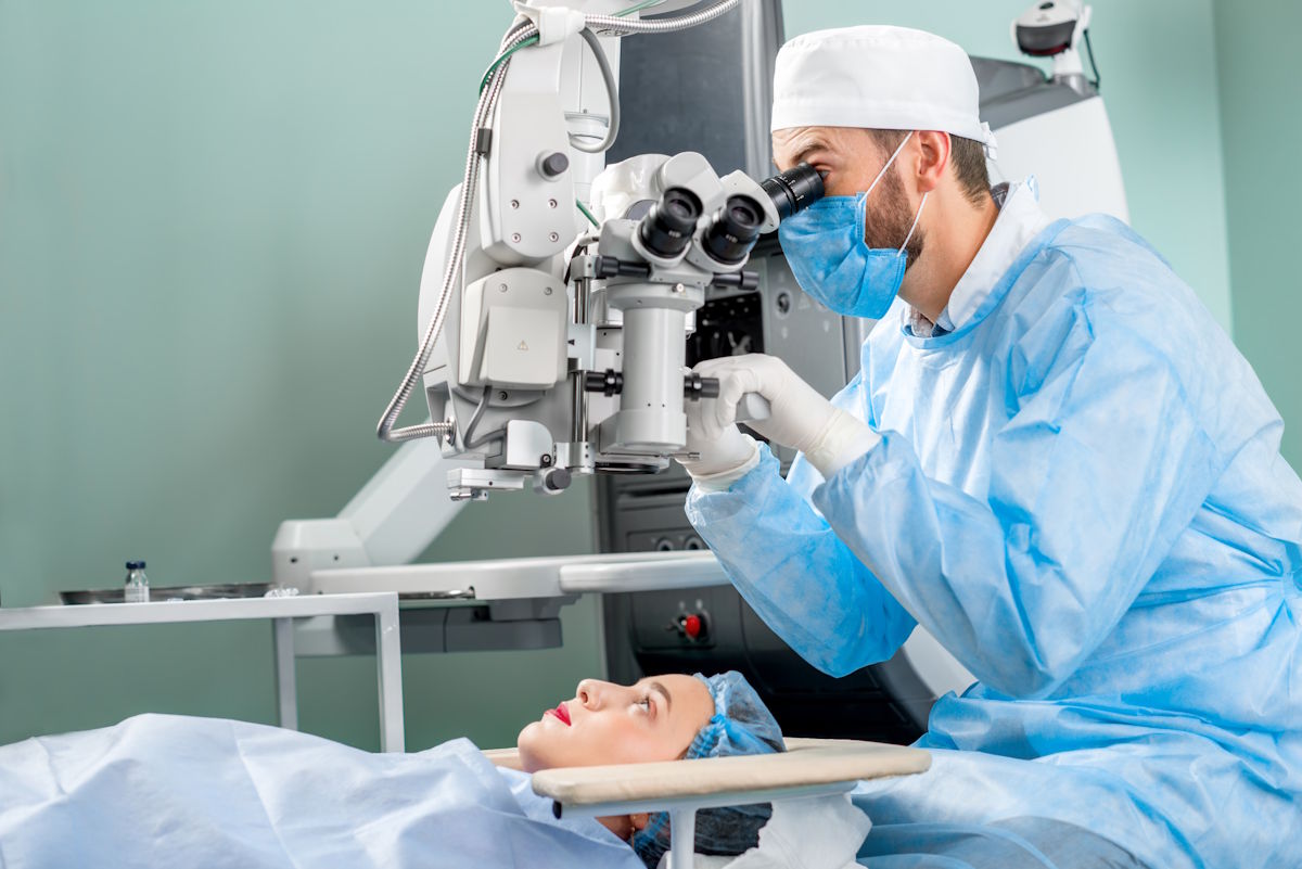 Chirurgie oculaire au microscope